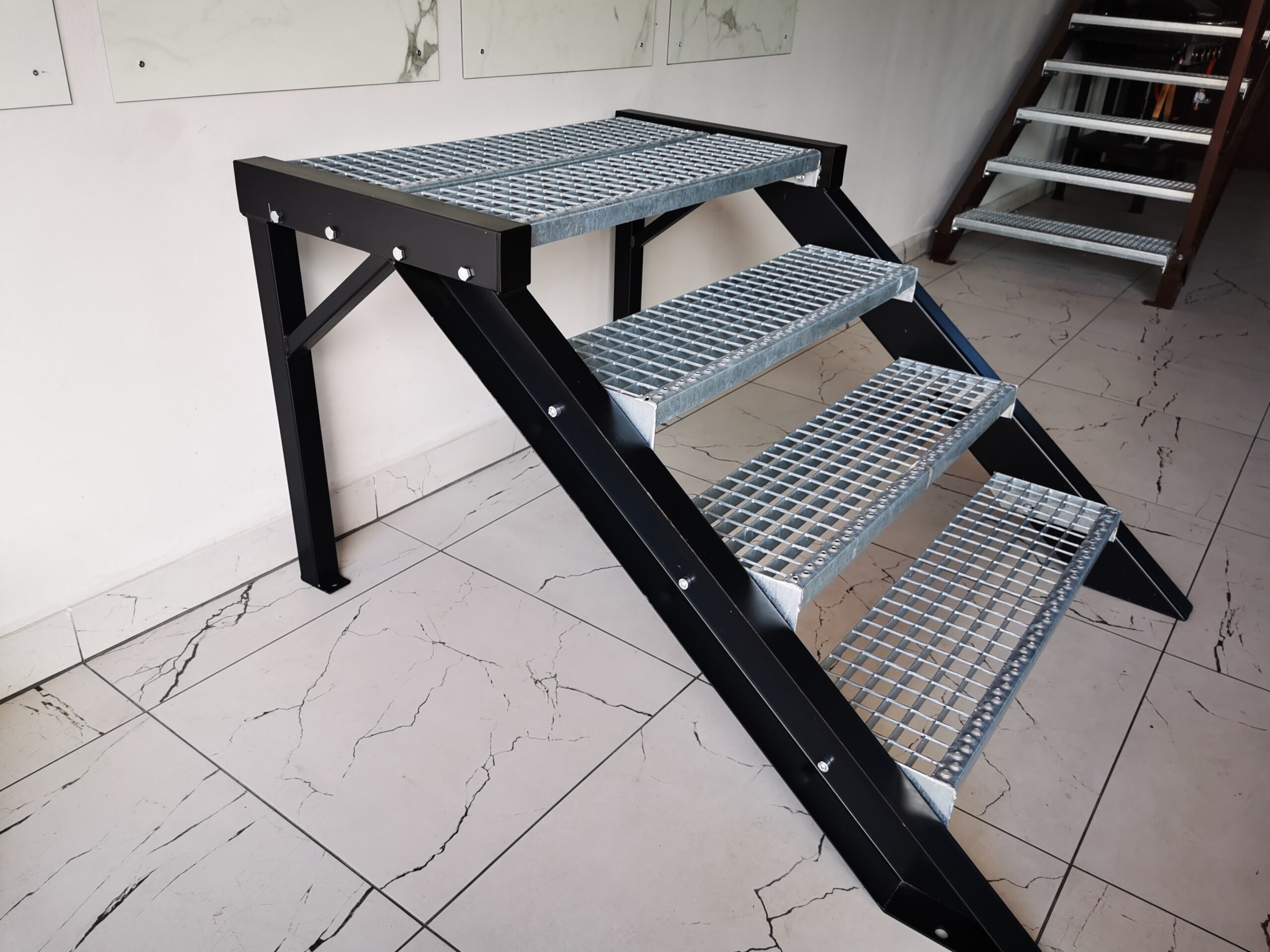 schody Stredne C-systém voľnostojace stupne 70  x 27 cm / dvojstupňová podesta/ cena je uvádzaná za jeden stupeň . cena x - + požadovaný počet stupňov