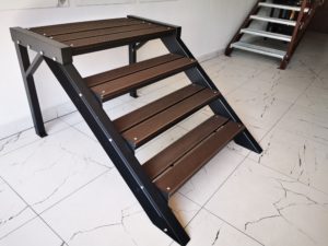 Schody C systém voľnostojace s dvojstupňovou drevenou podestou 100 x 27 cm/cena je uvádzaná za jeden stupeň . cena x - + požadovaný počet stupňov